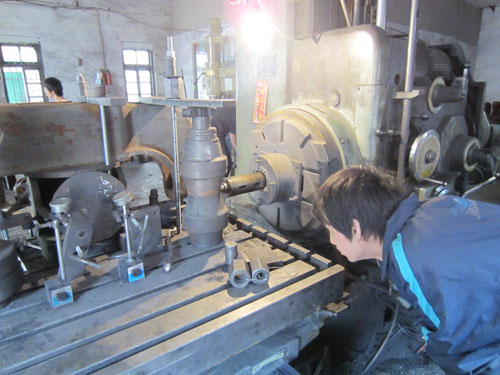 鉚釘機(jī)機(jī)身加工車間